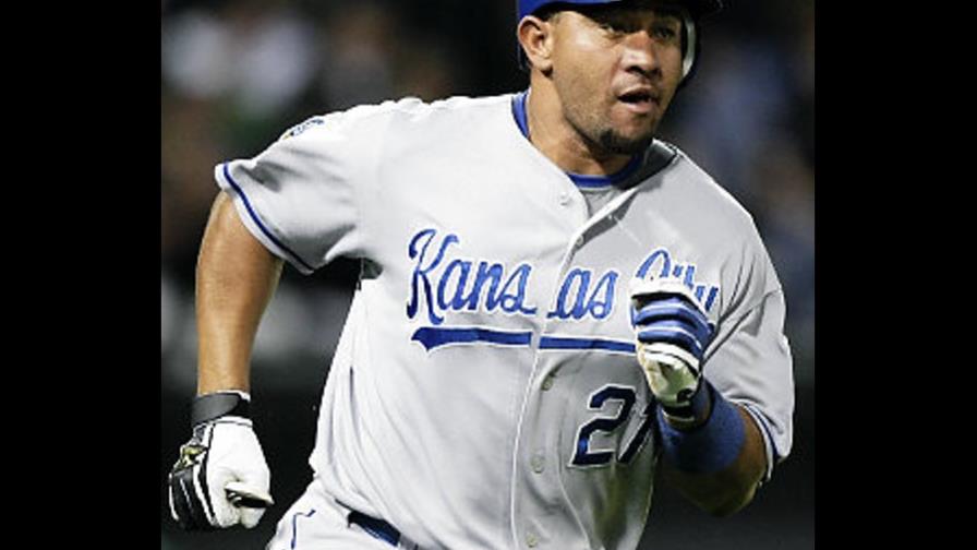 Lanzadores y receptores primeros en ser convocados a prácticas por el Licey