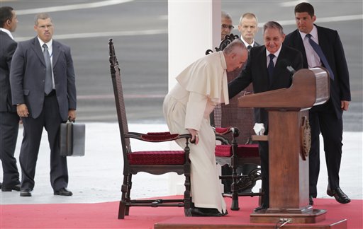 El Papa Francisco se sienta mientras el Presidente cubano, Raúl Castro, se para a su derecha durante la ceremonia de su llegada al aeropuerto de La Habana, Cuba, hoy sábado 19 de septiembre, 2015. 