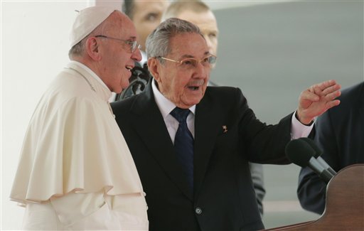 El Papa Francisco habla con el Presidente cubano Raúl Castro.