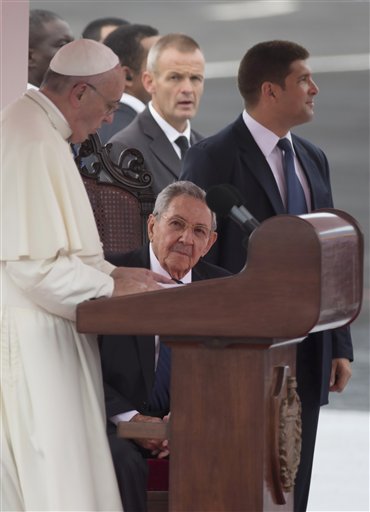 El Presidente cubano Raúl Castro escucha el discurso del Papa Francisco.