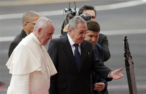 El papa Francisco es recibido por el presidente Raúl Castro en La Habana