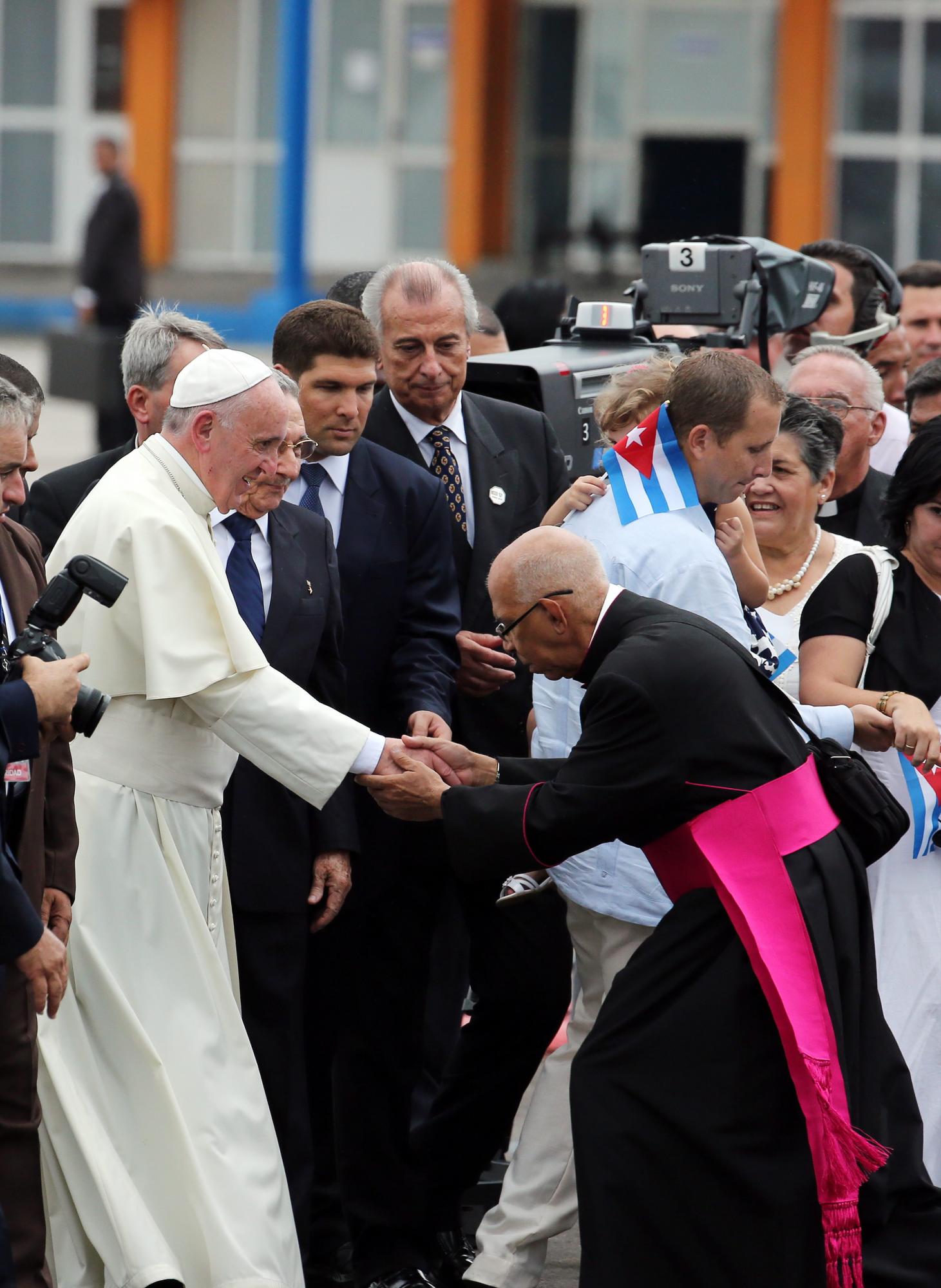 El Papa Francisco saluda a un obispo junto al presidente de Cuba, Raúl Castro.