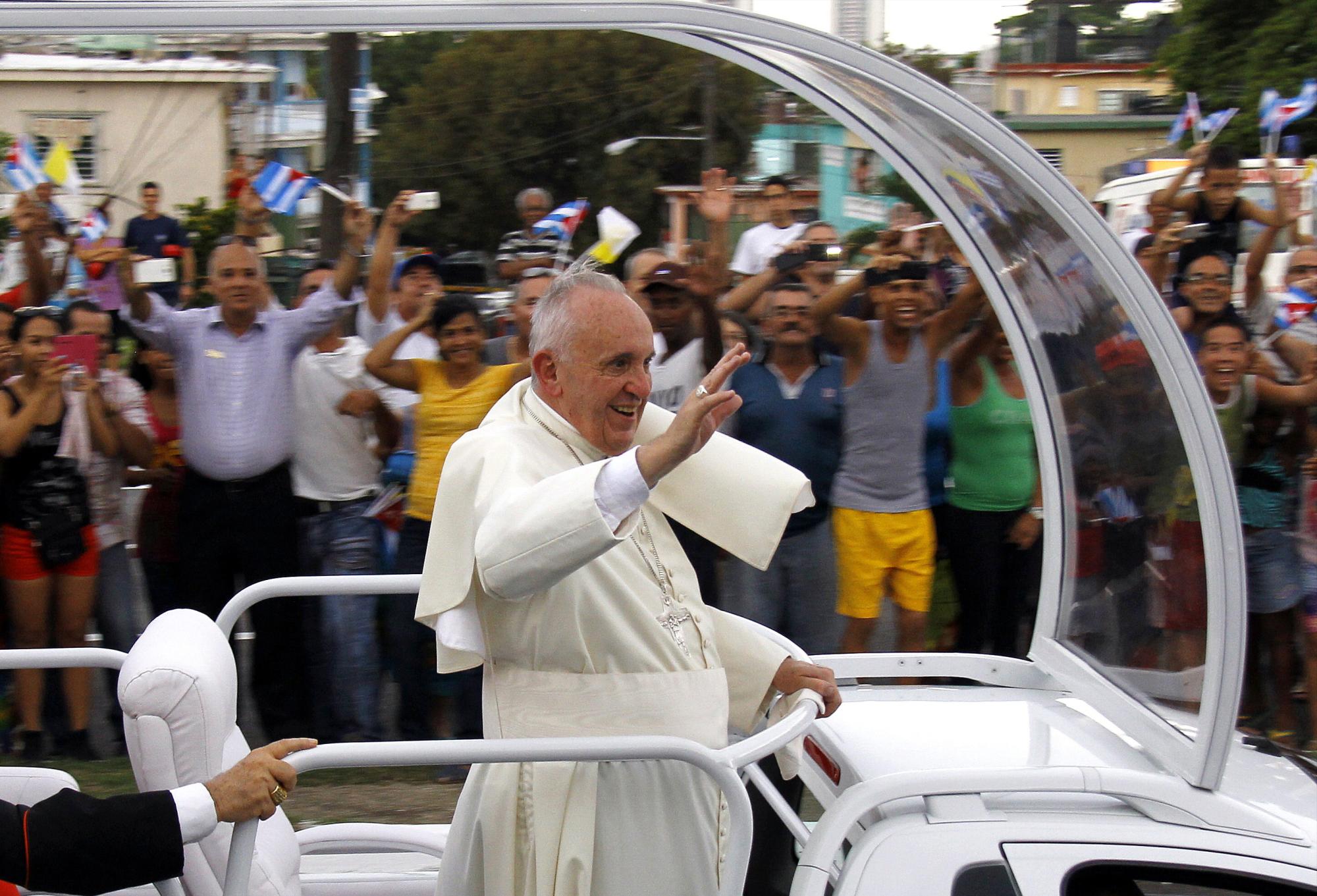 El papa Francisco saluda a los cubanos desde su papamóvil.