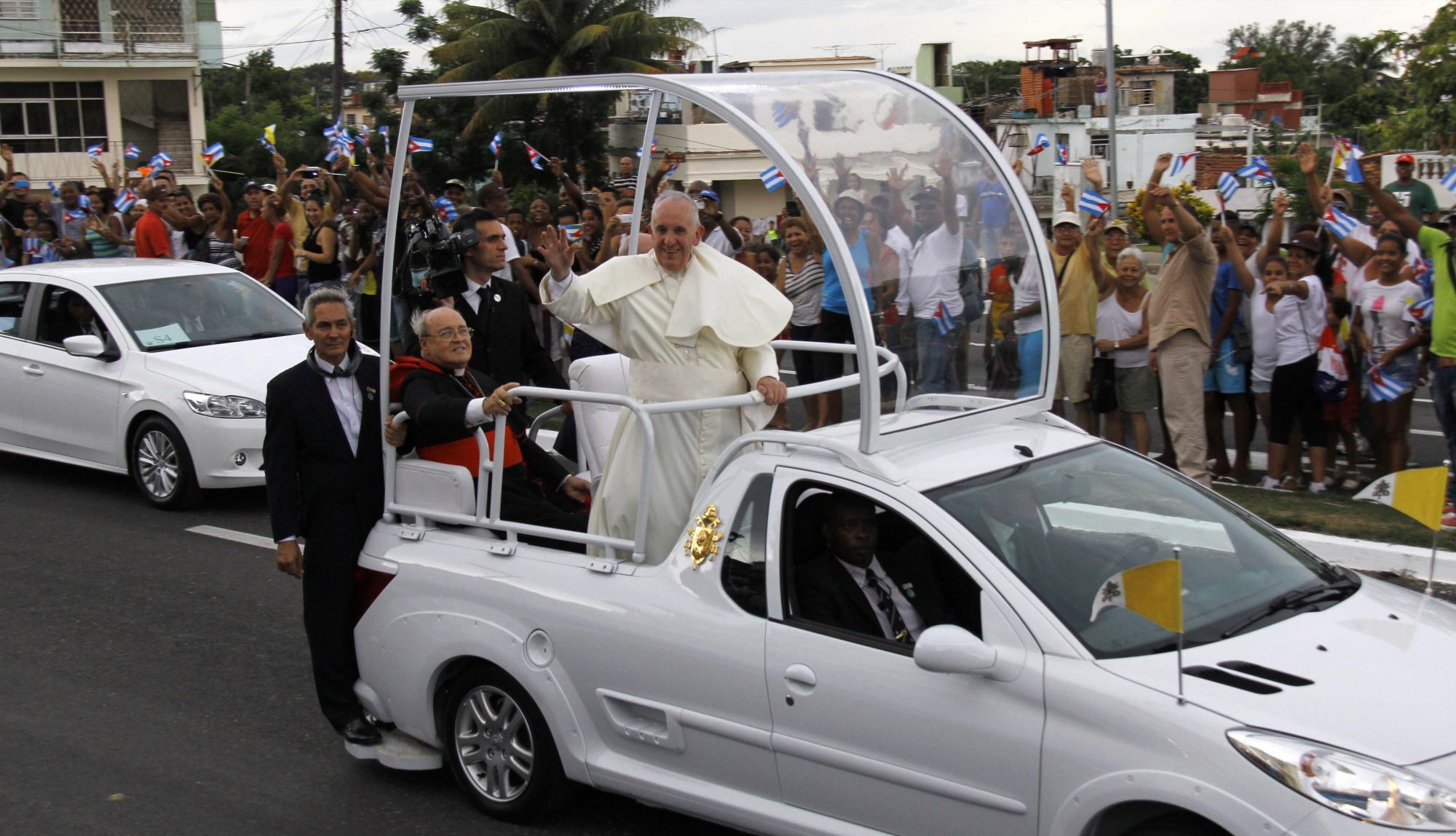 El papa Francisco saluda a los cubanos desde su papamóvil.