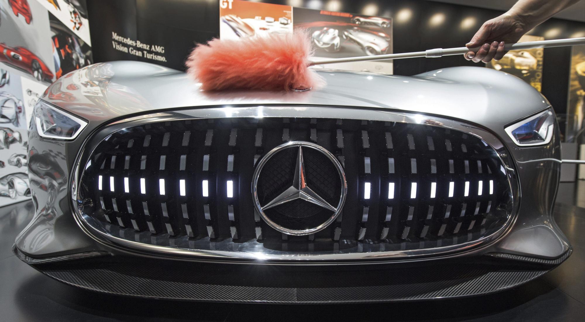 Un empleado da los últimos retoques al prototipo de Mercedes AMG Vision Gran Turismo antes de la inauguración del 66 edición del Salón el Automóvil de Fráncfort. 