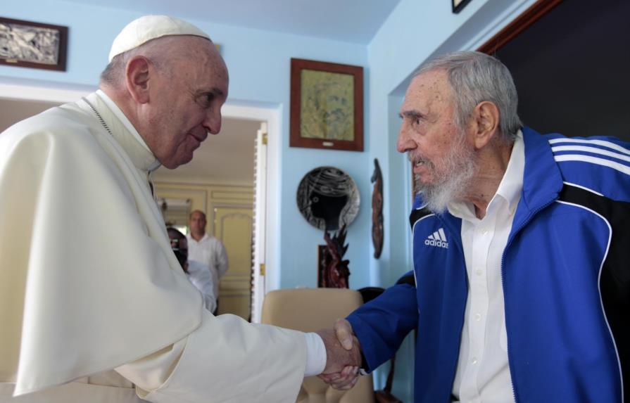 Papa se reúne con Fidel Castro tras advertir sobre ideología