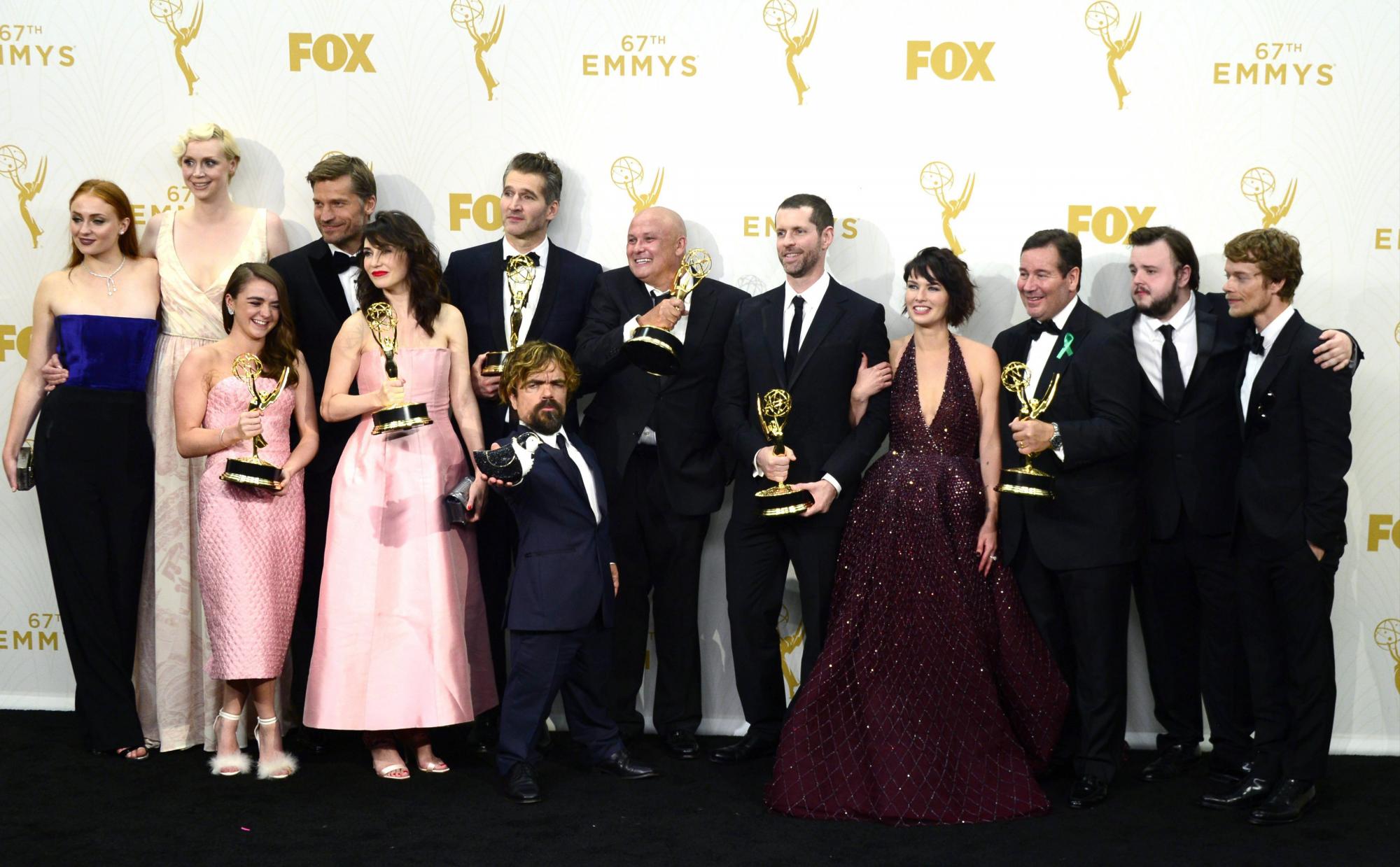 Elenco de la serie 'Game of Thrones' posando con sus estatuillas. 