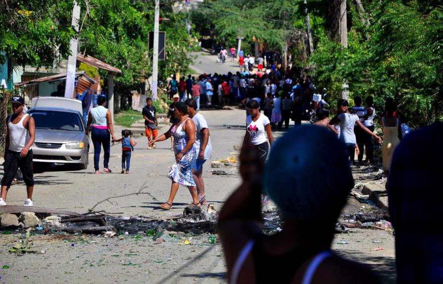 Paralizan actividades en comunidad de Santiago tras asesinato de joven por un agente policial