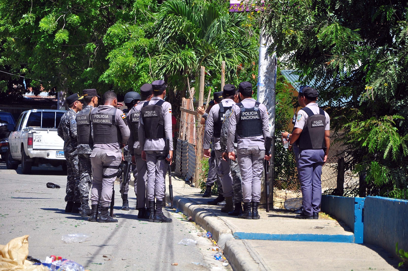 Agentes de la Policía vigilan una calle de la sección El Papayo. 