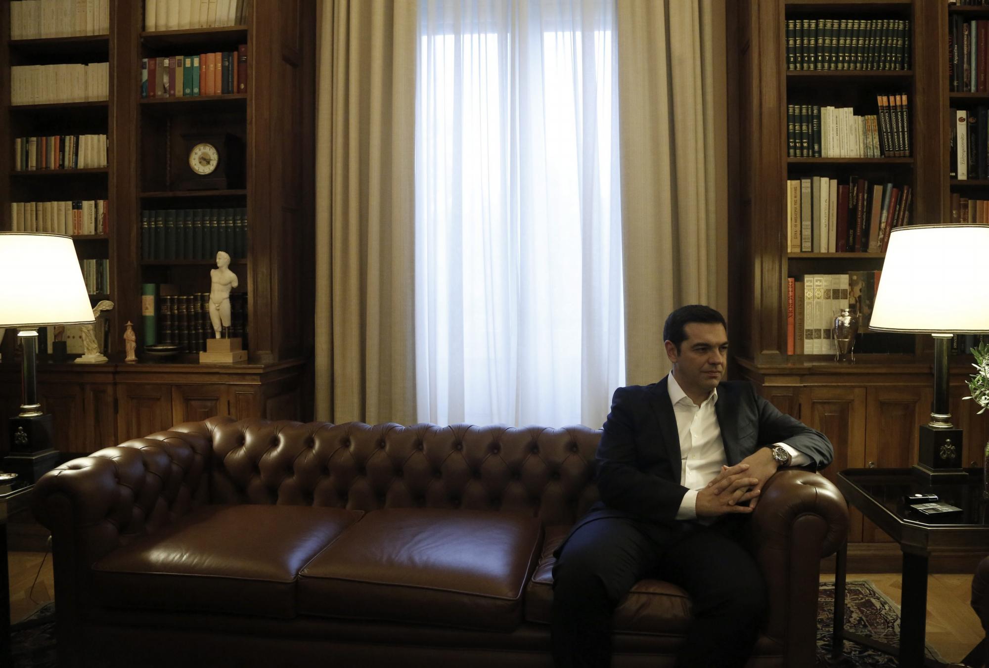 El líder izquierdista Alexis Tsipras conversa con el presidente griego Prokopis Pavlopoulos (fuera de la imagen) en el palacio presidencial de Atenas.