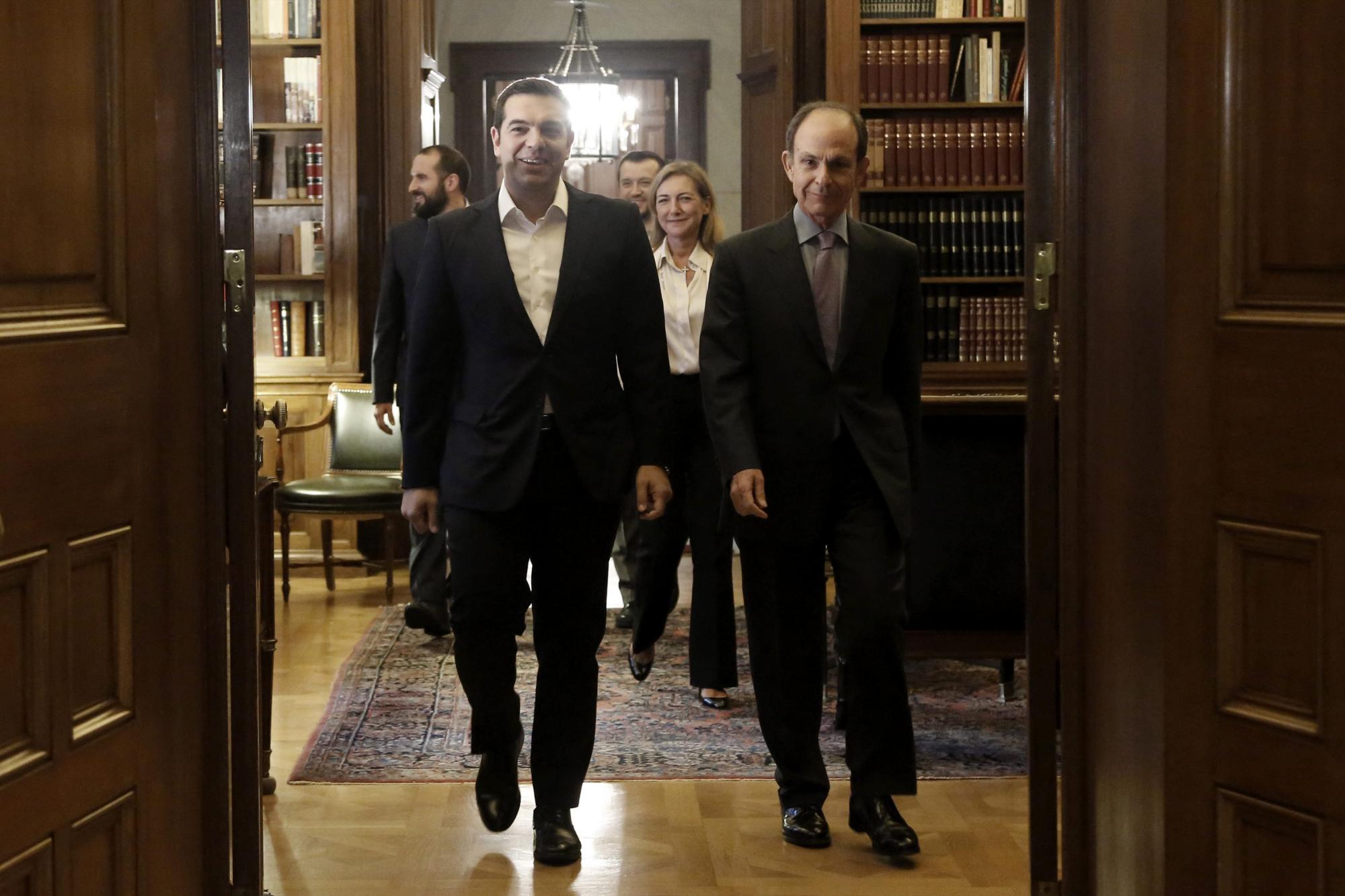 El líder izquierdista Alexis Tsipras (izda) llega a la reunión mantenida con el presidente griego Prokopis Pavlopoulos en el palacio presidencial de Atenas, Grecia. 
