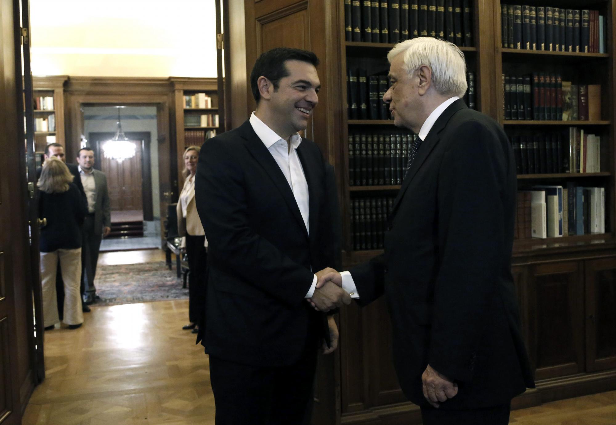 El líder izquierdista Alexis Tsipras (izda) se reúne con el presidente griego Prokopis Pavlopoulos en el palacio presidencial de Atenas, Grecia, el 21 de septiembre del 2015, para recibir el mandato de formar Gobierno.