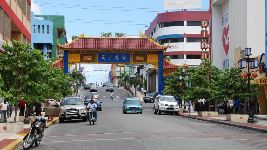 Patrulla ultima presunto delincuente en momentos en que asaltaba a una familia en el Barrio Chino