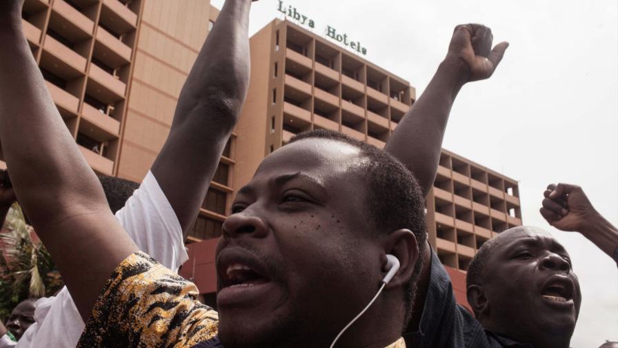 Líder golpista de Burkina Faso dice que entregará el poder 