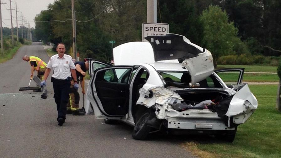 Mujer salta de su vehículo al ver una araña y provoca accidente 