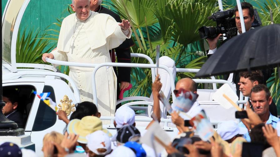Francisco bendice a Santiago y agradece calidez de los cubanos en su visita 