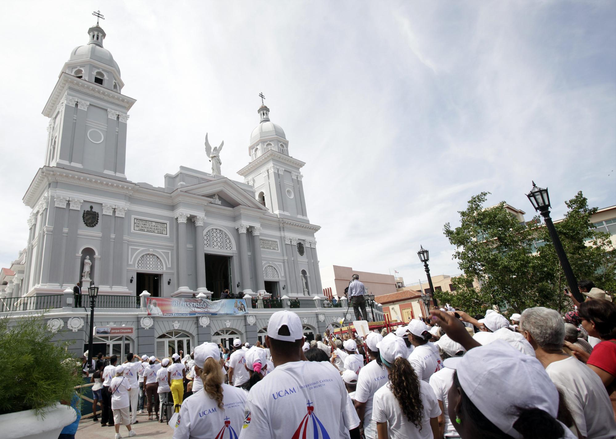 Feligreses esperan la llegada del Papa Francisco hoy, martes 22 de septiembre de 2015, en la Catedral en Santiago de Cuba (Cuba).