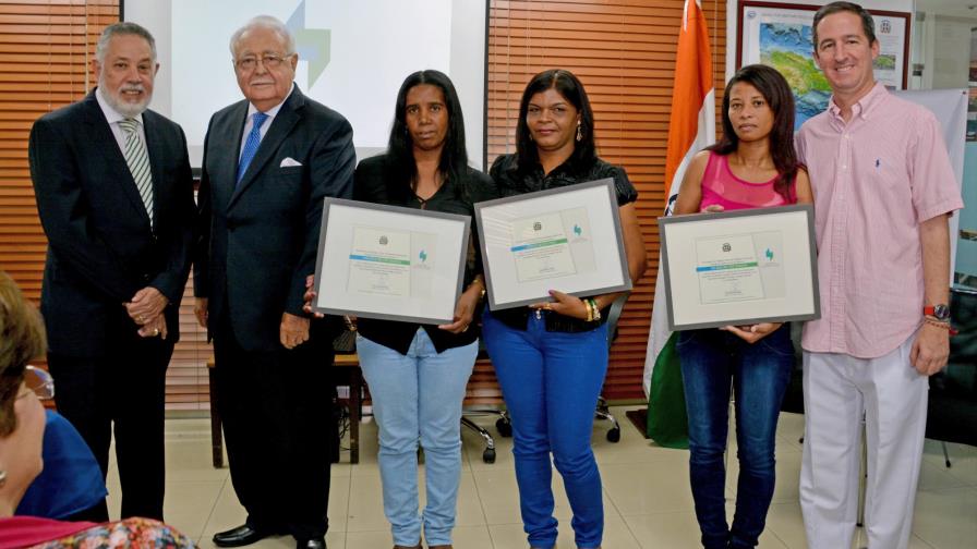 El Ministerio de Energía y Minas reconoce a tres mujeres