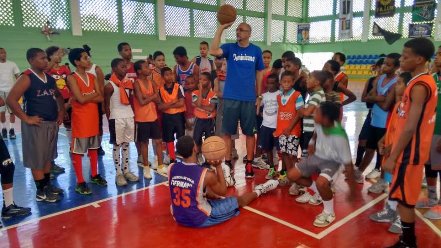 Vinicio Muñoz imparte clínicas de baloncesto a niños de San Juan de la Maguana