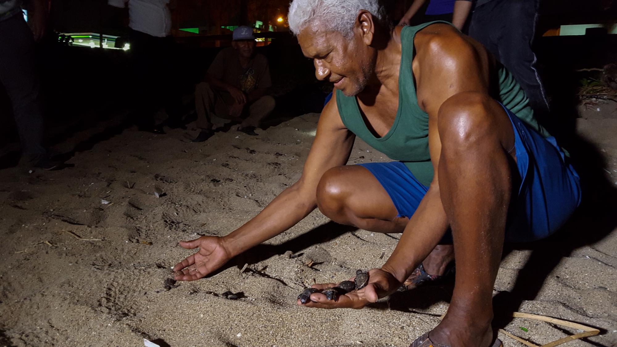 El pescador Rafael “La Tortuga” asiste a las tortugas en su camino al mar.