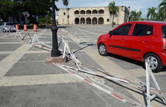Se deteriora la barrera que guía el tráfico sobre la Plaza España
