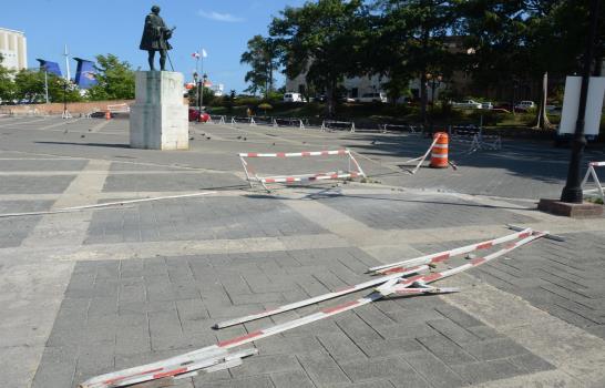 Se deteriora la barrera que guía el tráfico sobre la Plaza España