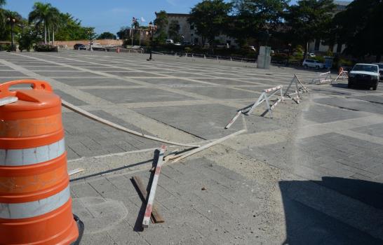 Se deteriora la barrera que guía el tráfico sobre la Plaza España