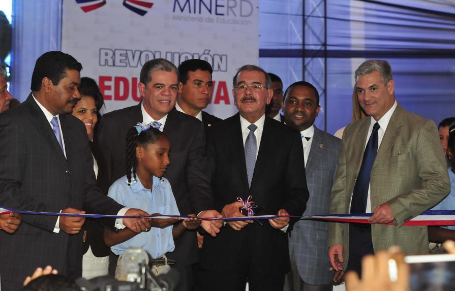 Danilo Medina inaugura dos escuelas en Santo Domingo Norte
Medina inaugura dos escuelas en SD Norte