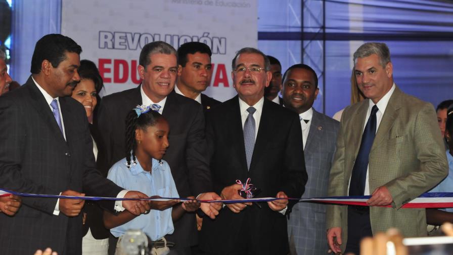 Danilo Medina inaugura dos escuelas en Santo Domingo Norte
Medina inaugura dos escuelas en SD Norte