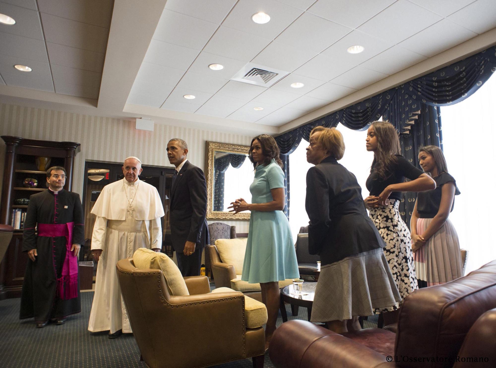 Fotografía facilitada hoy, 23 de septiembre de 2015, por el Osservatore Romano que muestra al papa Francisco junto al presidente de Estados Unidos, Barack Obama, su mujer, Michelle y sus hijas Malia y Shasha y su suegra Marian Shields Robinson en la base aérea de Andrews (Estados Unidos) ayer, 22 de septiembre de 2015.