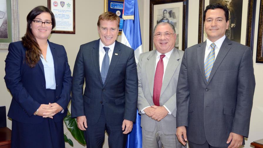 Fadul y el embajador de los EE.UU. conversan sobre el Plan de Regularización