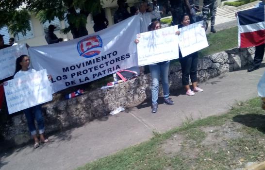 Nacionalistas y prohaitianos coinciden en manifestación frente al Tribunal Constitucional 