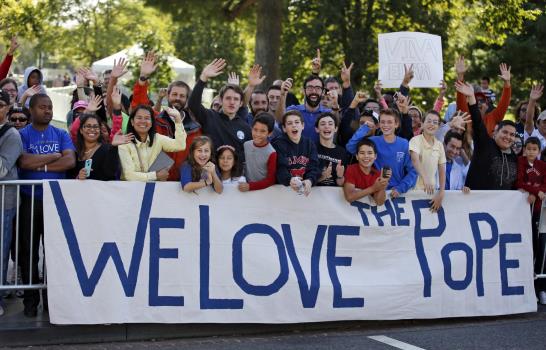 Miles de personas aclaman al papa Francisco en Washington