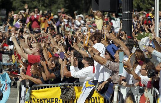 Miles de personas aclaman al papa Francisco en Washington