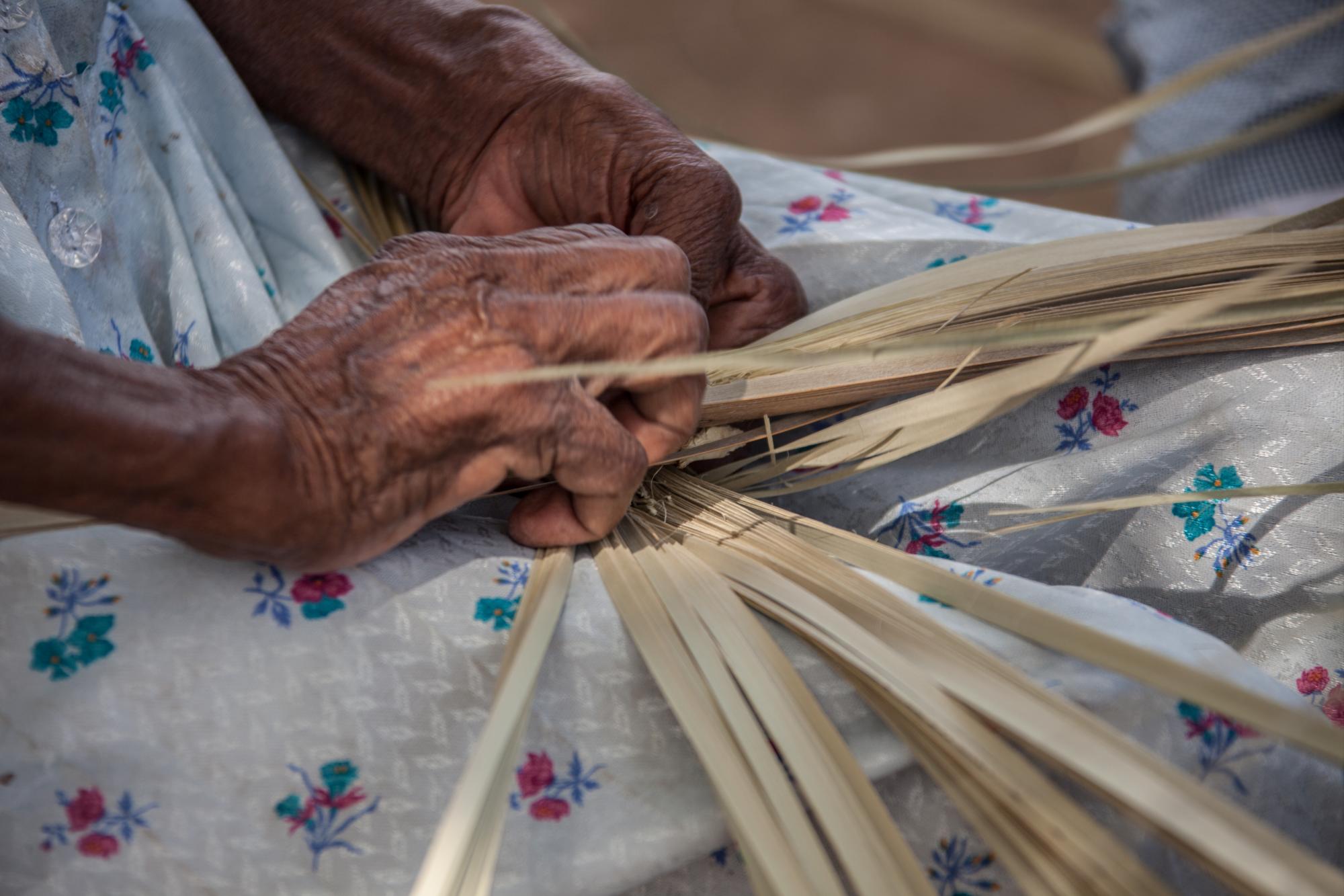 Los macutos se hacen con el guano seco.