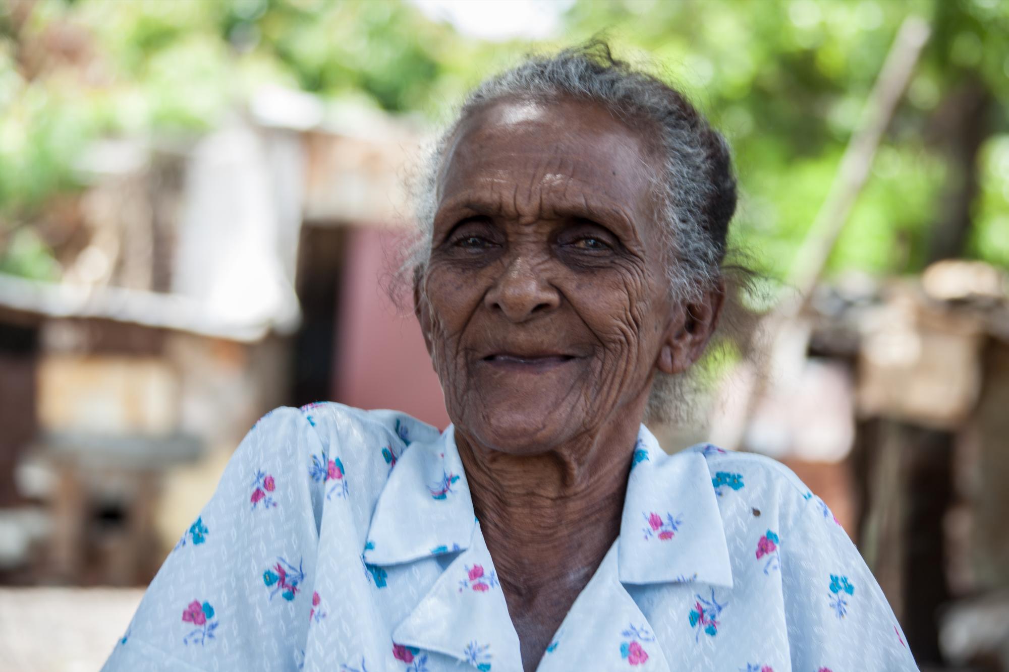 Providencia Lara Suazo conserva la agilidad tejiendo en guano.