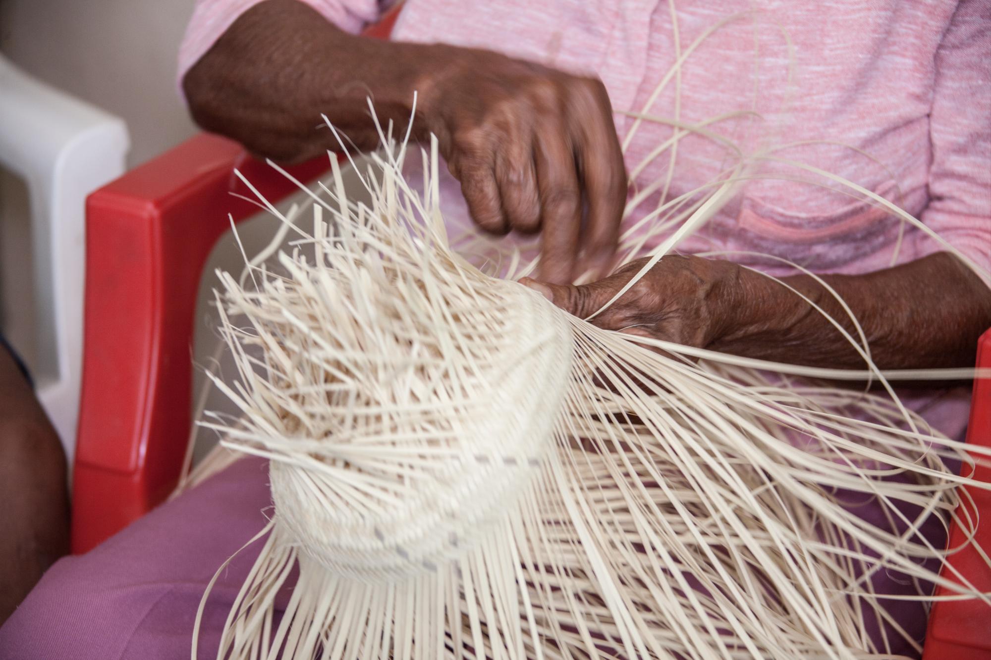 Los sombreros de hacen de cogollos de cana.