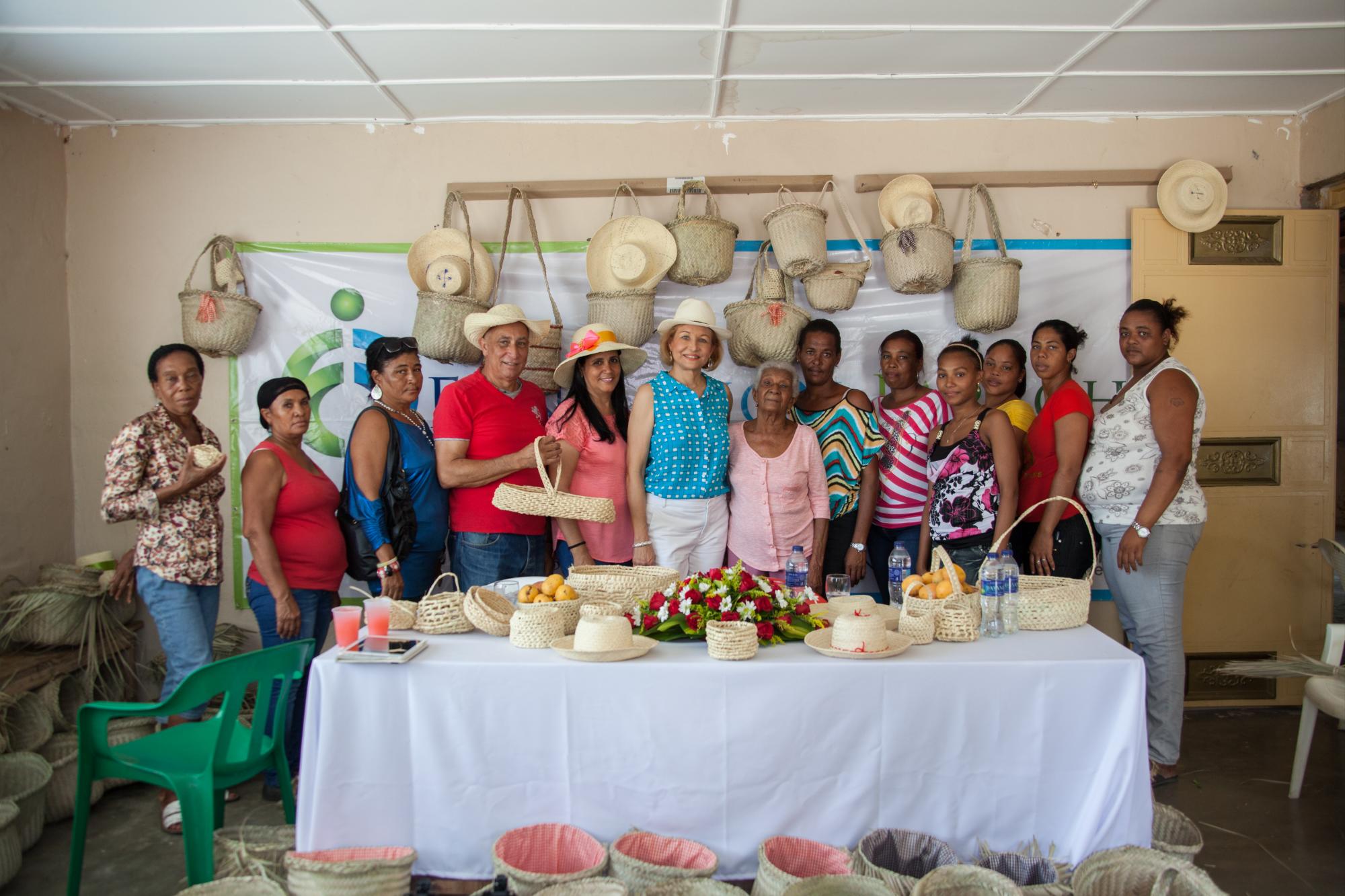 Matilde Farach (al centro, vestida de azul y blanco) y las maestras y alumnas de la Fundación Farach.