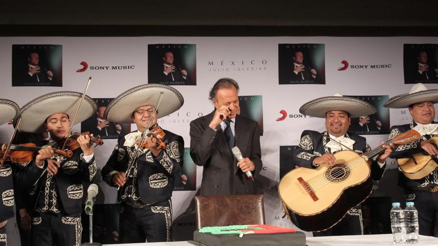 Julio Iglesias aplaude la relación de Isabel Preysler con Mario Vargas Llosa 