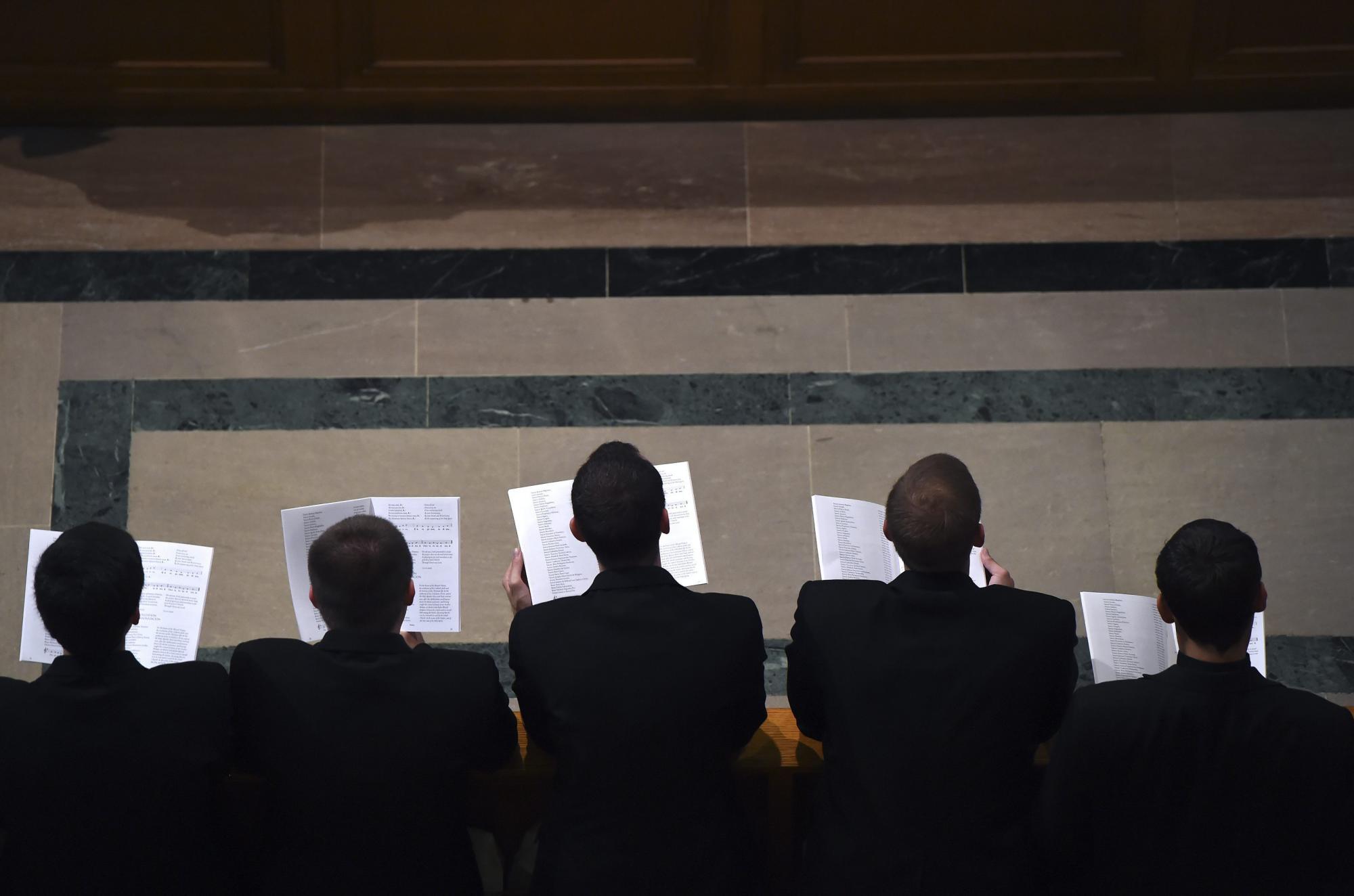 Un coro canta durante una ceremonia presidida por el papa Francisco a la Basílica Nacional de la Inmaculada Concepción en Washington.