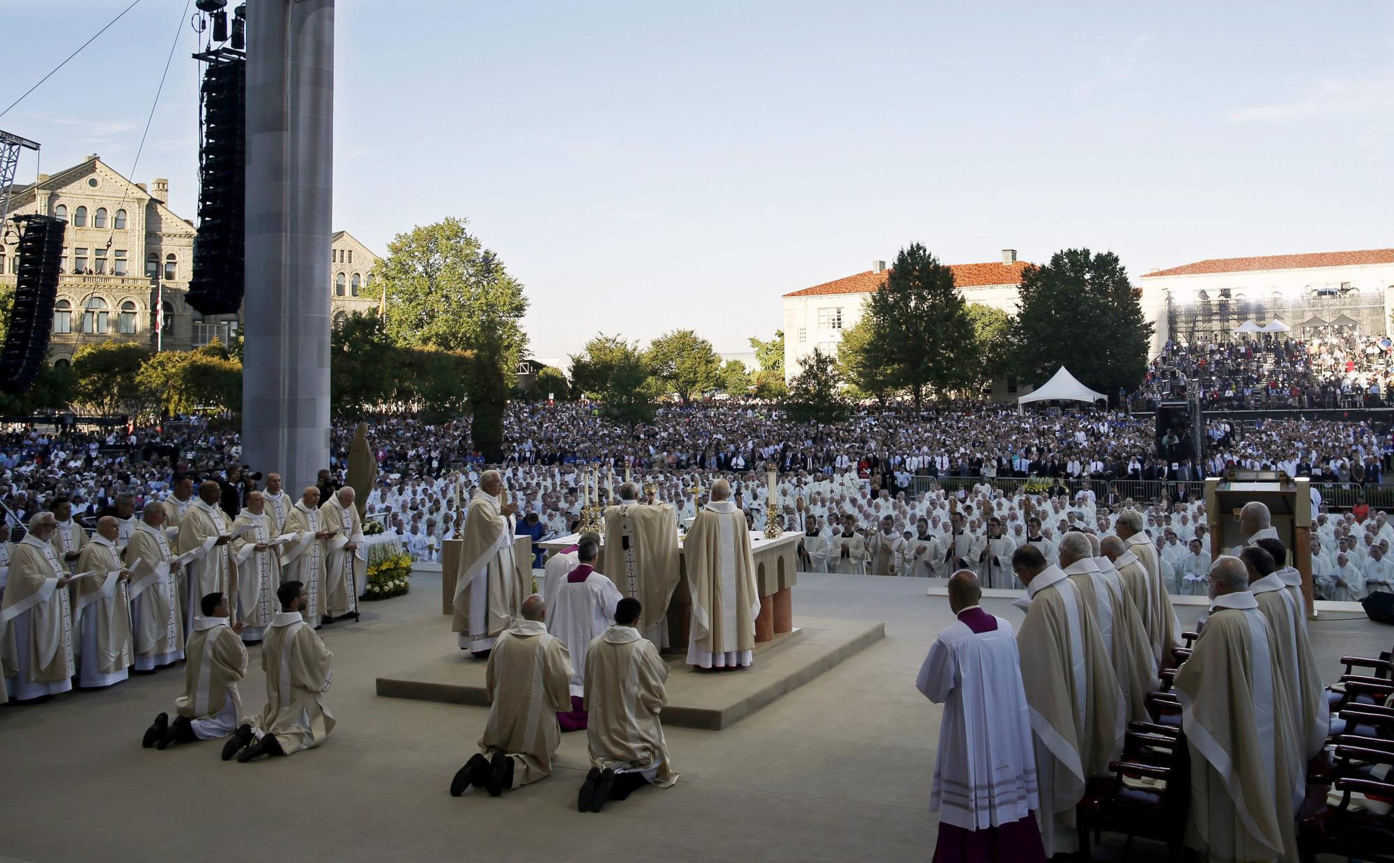 El papa Francisco (i) preside la misa de canonización del fraile español Junípero Serra hoy en la Basílica del Santuario Nacional de la Inmaculada Concepción en Washington.