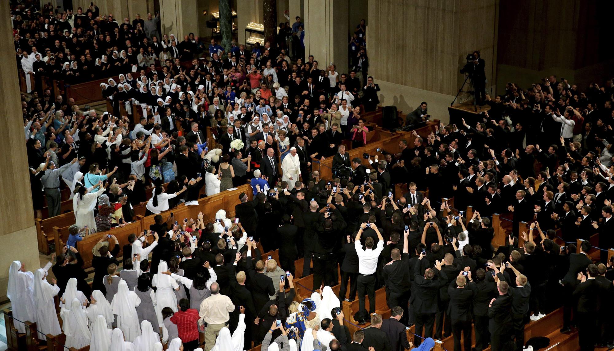 El papa Francisco (C) saluda a seminaristas, novicias e invitados religiosos en en la Basílica del Santuario Nacional de la Inmaculada Concepción en Washington.