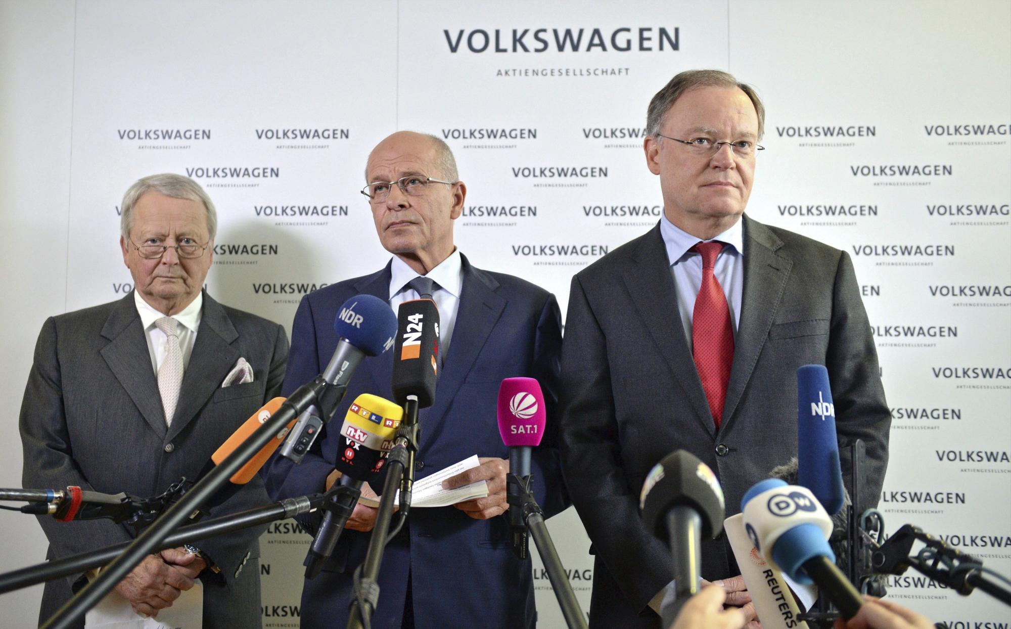 Wolfgang Porsche (izda), miembro del consejo de supervisión de Volkswagen, el presidente del consejo de supervisión de Volkswagen, Berthold Huber (c), y el primer ministro de Baja Sajonia y miembro del Consejo de Supervisión de Volkswagen, Stephan Weil, durante una rueda de prensa en Wolfsburgo, Alemania, el 23 de septiembre del 2015.