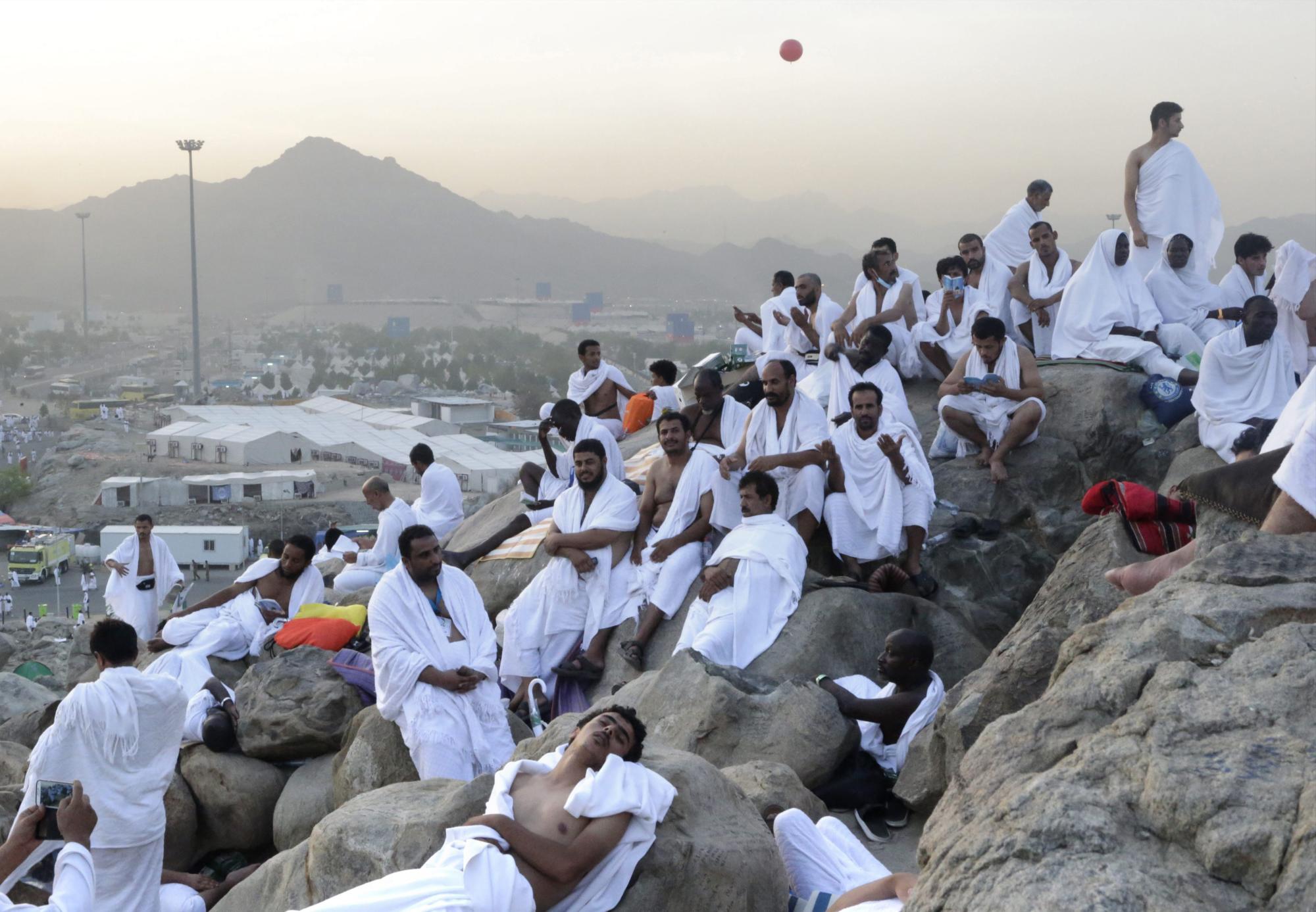 Musulmanes rezan en el monte de Arafat cerca de la Meca en Arabia Saudí. Durante el segundo día de la peregrinación a la ciudad santa de La Meca, los peregrinos se dirigen al monte Mina, donde cumplen el primer apedreamiento de las tres columnas que representan al diablo y las tentaciones. 