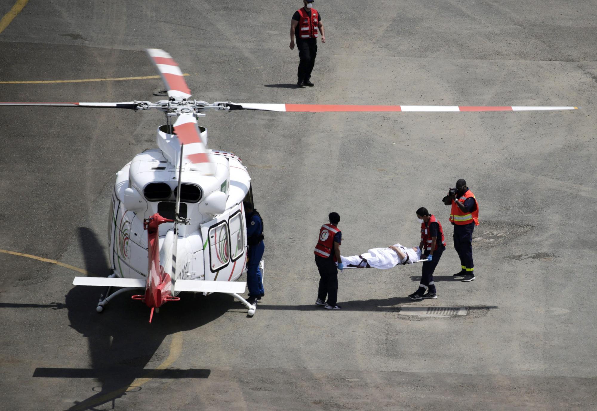Trabajadores de la Media Luna Roja trasladan a una mujer al hospital víctima de un golpe de calor durante los rezos del mediodía a 47 grados centígrados en la mezquita de Nimra, lugar donde se cree que se detuvo el profeta Mahoma a rezar y donde realizó su último sermón, el Jutbat al Wadaa, en la explanada de Arafat cerca de la Meca en Arabia Saudí.