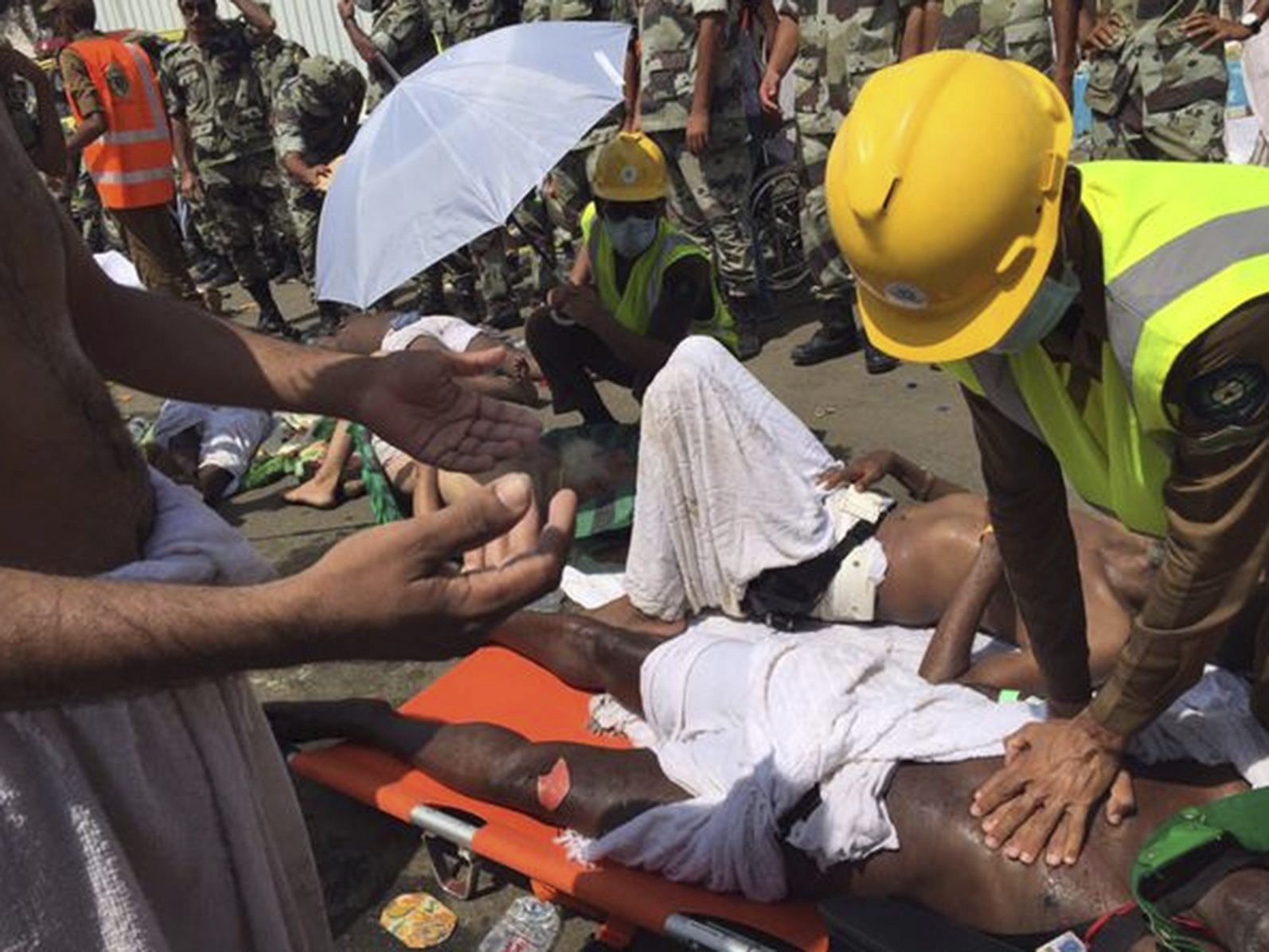 Fotografía facilitada por la Agencia de Defensa Civil saudí a través de Twitter que muestra a peregrinos que reciben atención médica tras una avalancha de gente en Mina, cerca de La Meca en Arabia Saudí hoy, 24 de septiembre de 2015. 