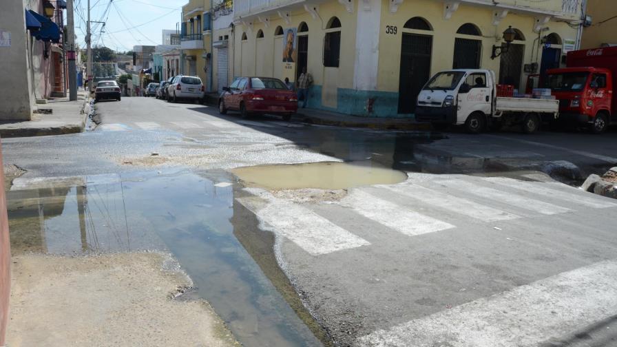 Vehículos deterioran pavimento de la Plaza España, en la Ciudad Colonial
