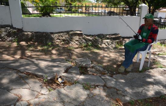 Mal estado de acera es un peligro para transeúntes