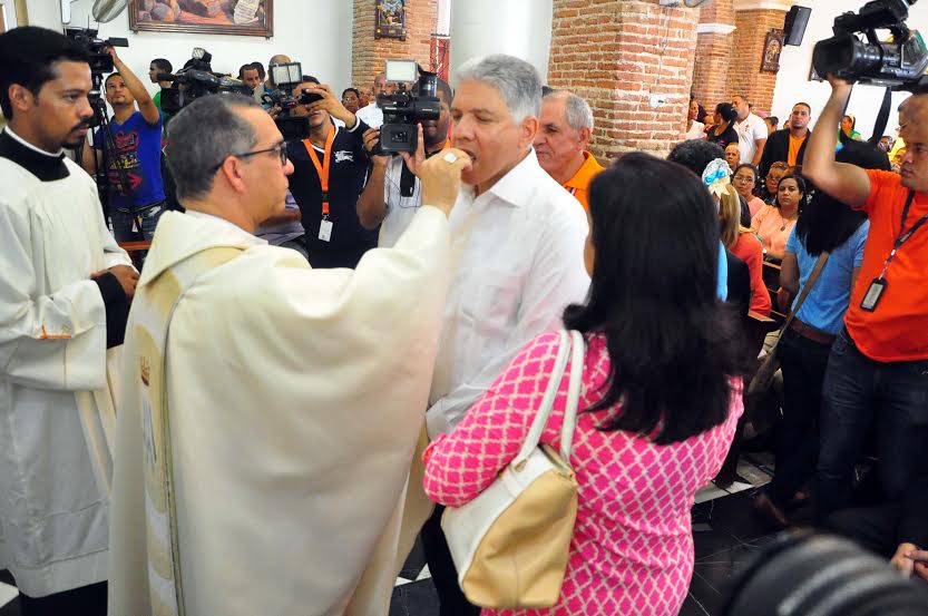 Eduardo Estrella recibe el sacramento de la comunión.