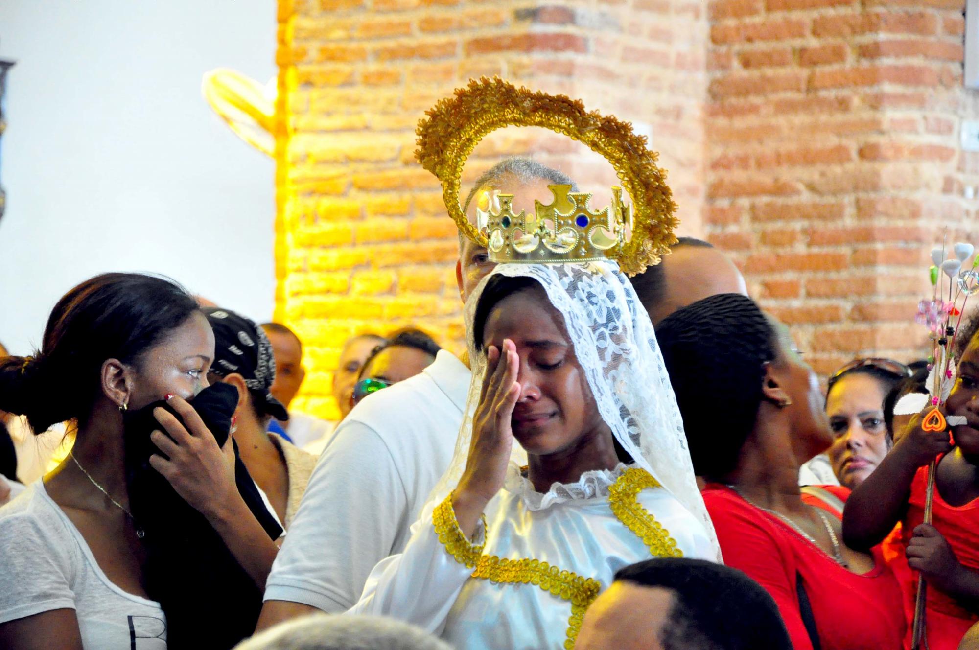 Esta joven cumplió su promesa de vestirse como una virgen.